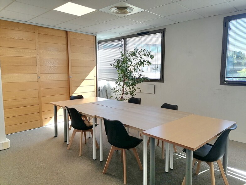 515 Avenue De La Tramontane, La Ciotat to rent - Interior Photo - Image 2 of 7