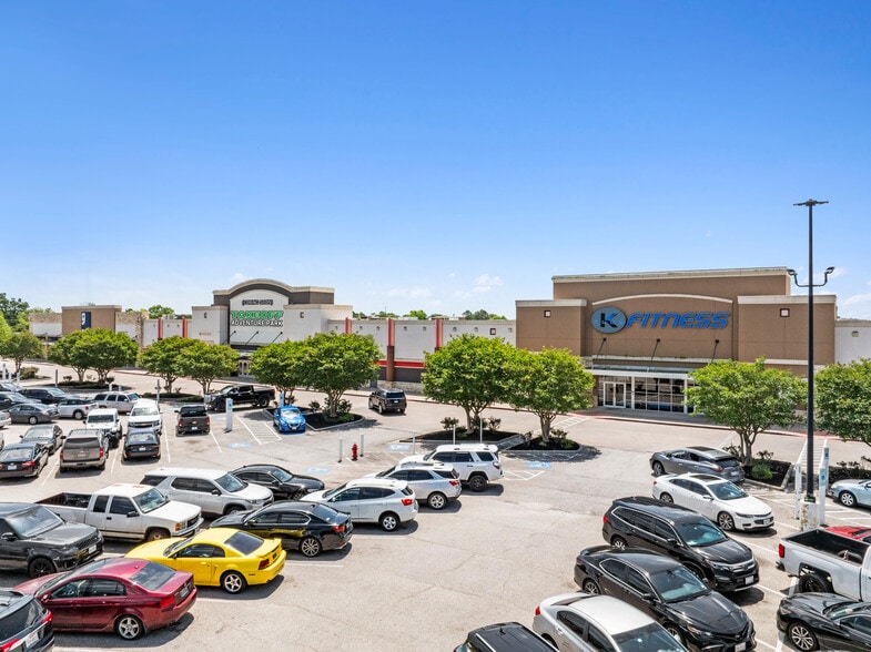 Fairmont Parkway Shopping Center portfolio of 4 properties for sale on LoopNet.co.uk - Building Photo - Image 2 of 16