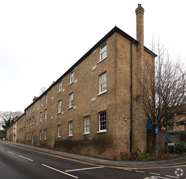 West Hl, Dartford to rent - Primary Photo - Image 1 of 5