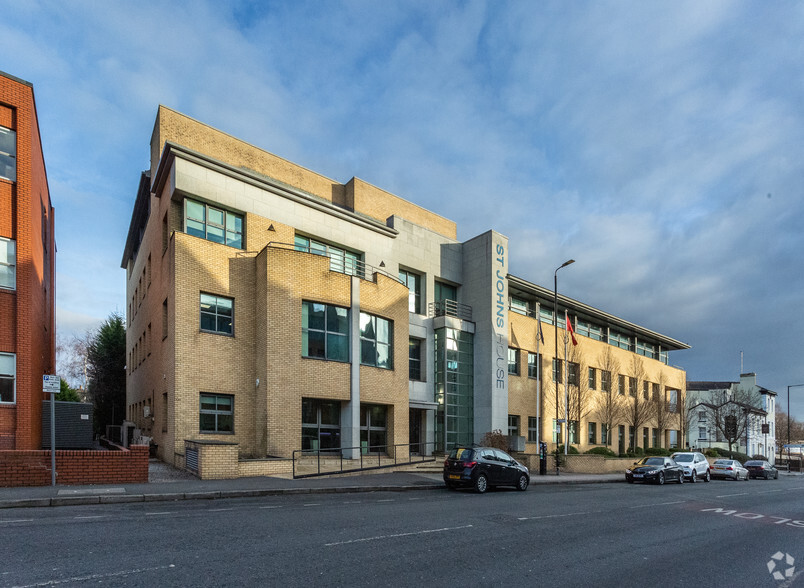 Barrington Rd, Altrincham for rent - Primary Photo - Image 1 of 6