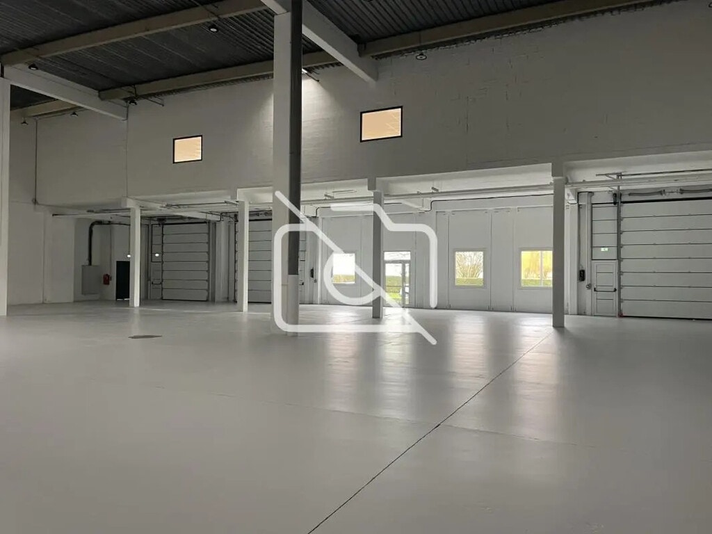 Location Entrepôt 233 m² à 1 816 m² - Photo 1