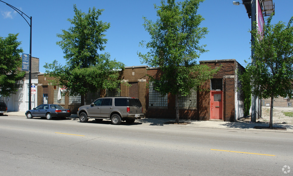 4706-4708 W Armitage Ave, Chicago, IL for sale - Primary Photo - Image 1 of 2