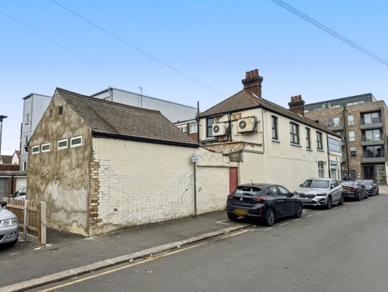 64 Victoria Rd, Romford to rent - Primary Photo - Image 2 of 8