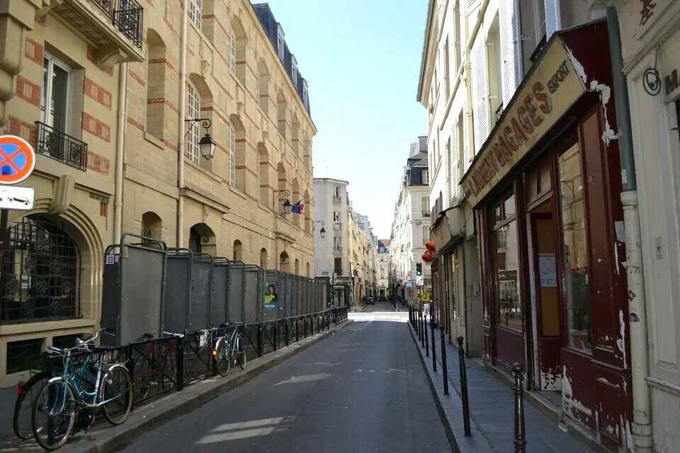 Retail in Paris for sale Building Photo- Image 1 of 3