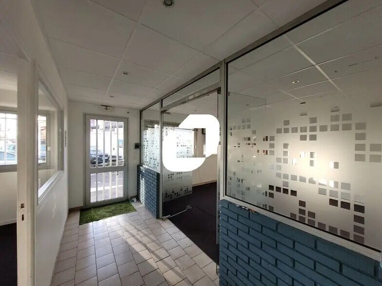 Office in Lisses to rent - Lobby - Image 3 of 10