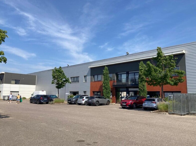 Light Industrial in Décines-Charpieu to rent - Building Photo - Image 1 of 18