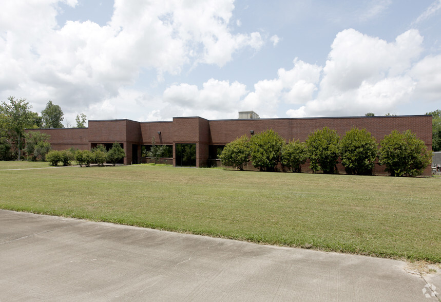 4023 Technology Dr, Angleton, TX for rent - Building Photo - Image 3 of 5