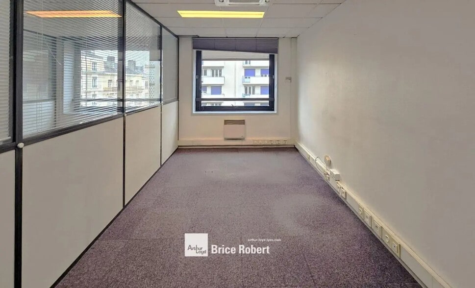 31 Cours Emile Zola, Villeurbanne for sale - Interior Photo - Image 2 of 11