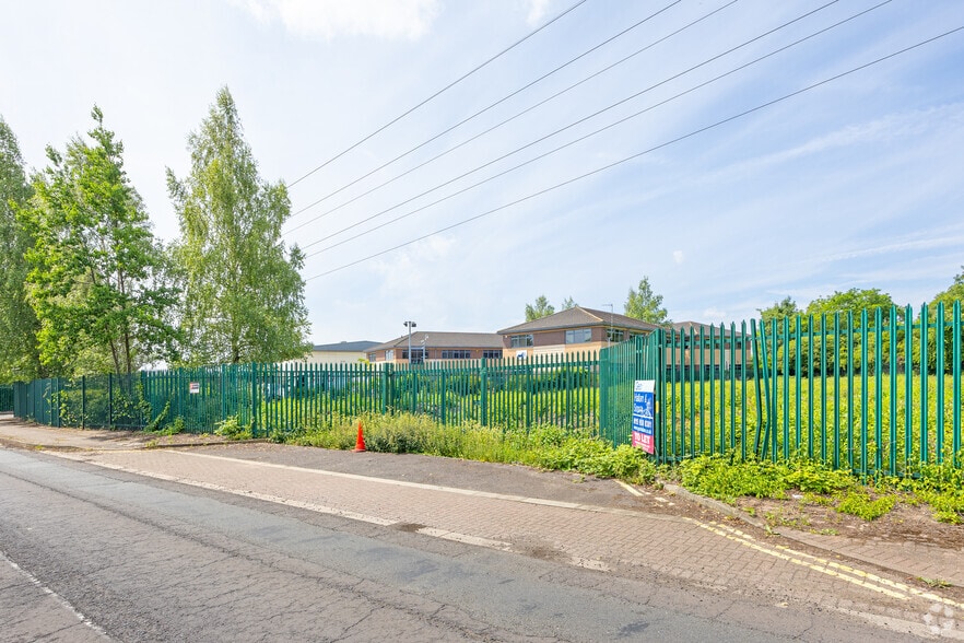 Rennie Hogg Rd, Nottingham to rent - Building Photo - Image 3 of 3