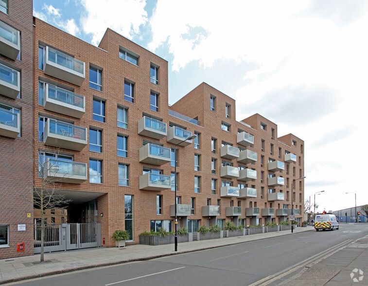 Devons Rd, London to rent - Building Photo - Image 2 of 3