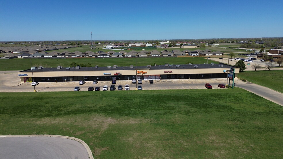 1701-1715 Investors Ave, El Reno, OK for rent - Building Photo - Image 3 of 3