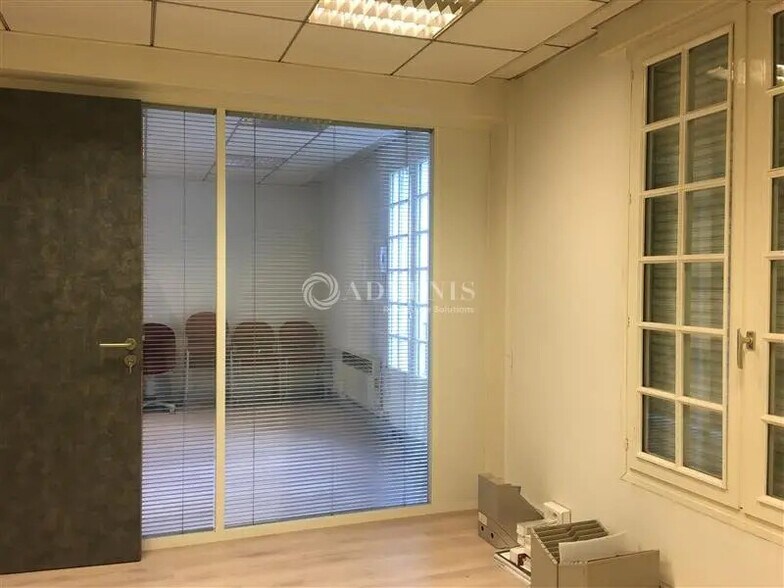 Office in Le Plessis-Robinson to rent - Interior Photo - Image 2 of 5