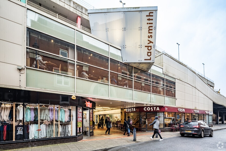 Old St, Ashton Under Lyne to rent - Building Photo - Image 2 of 10