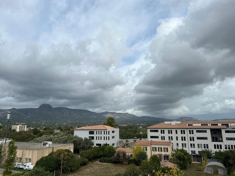 Office in Aubagne to rent - Aerial - Image 2 of 6
