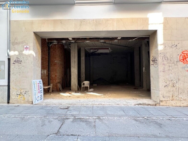Retail in Granada to rent - Building Photo - Image 2 of 5
