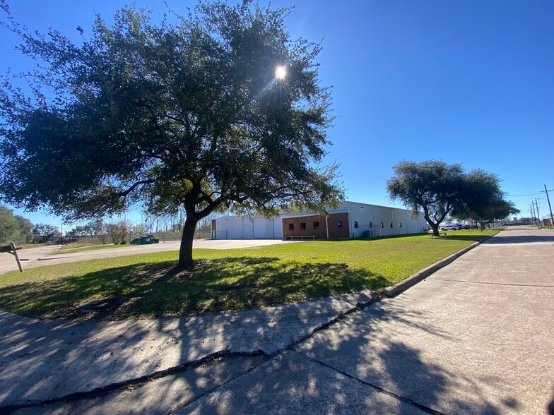 7030 Wespark Cir, Beaumont, TX to rent - Building Photo - Image 2 of 23