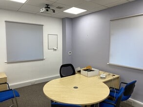 1-4 Diamond Way, Stone to rent Interior Photo- Image 2 of 2