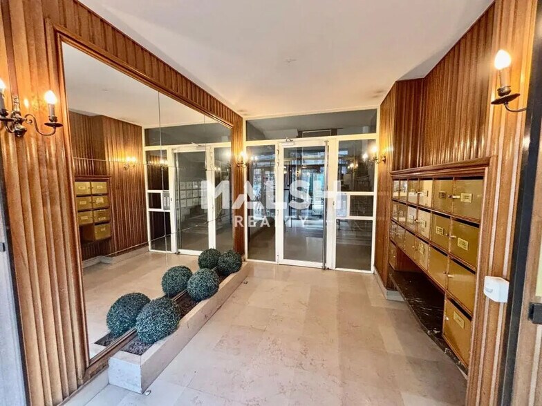 Office in Lyon for sale - Lobby - Image 2 of 9