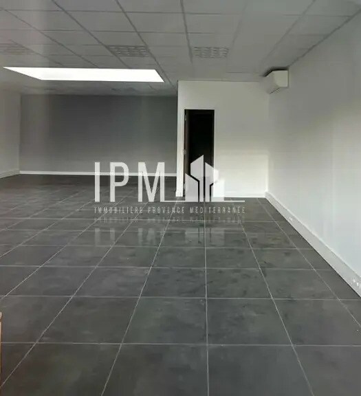 Retail in Roquevaire to rent - Interior Photo - Image 2 of 5