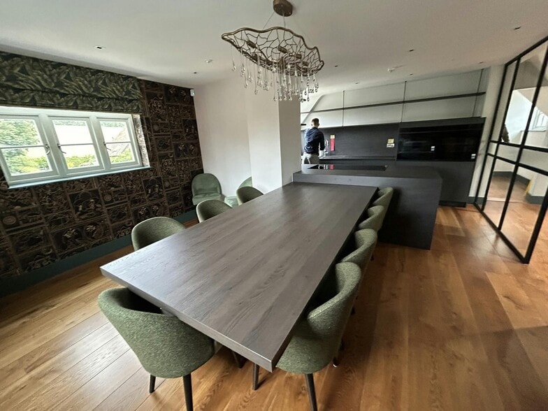 Winterbourne Rd, Newbury to rent - Building Photo - Image 2 of 12