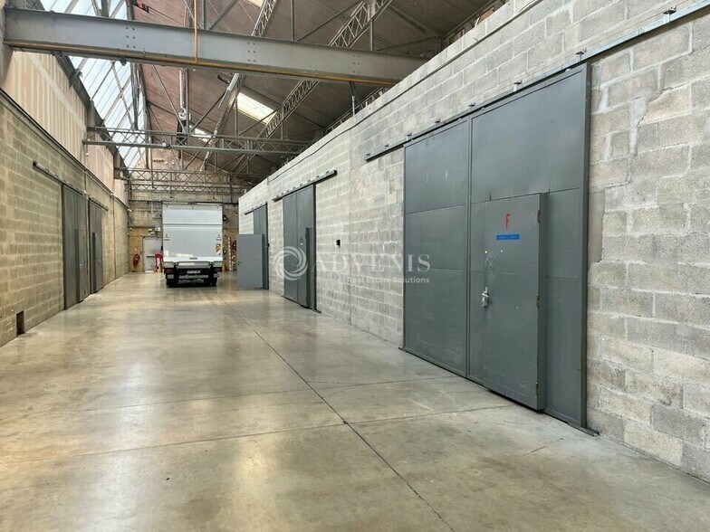 Light Industrial in Saint-Denis to rent - Building Photo - Image 2 of 12