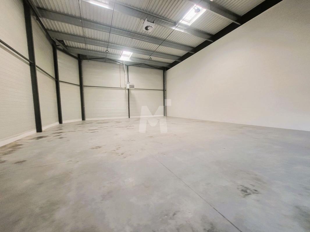 Light Industrial in Corbeil-Essonnes to rent Interior Photo- Image 1 of 5