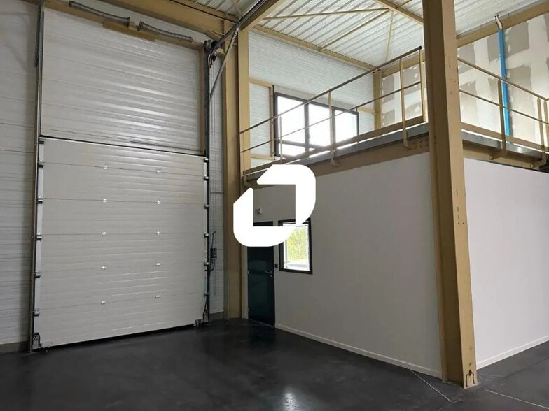 225 Avenue Des Marronniers, Bourgoin-Jallieu for sale - Interior Photo - Image 2 of 30