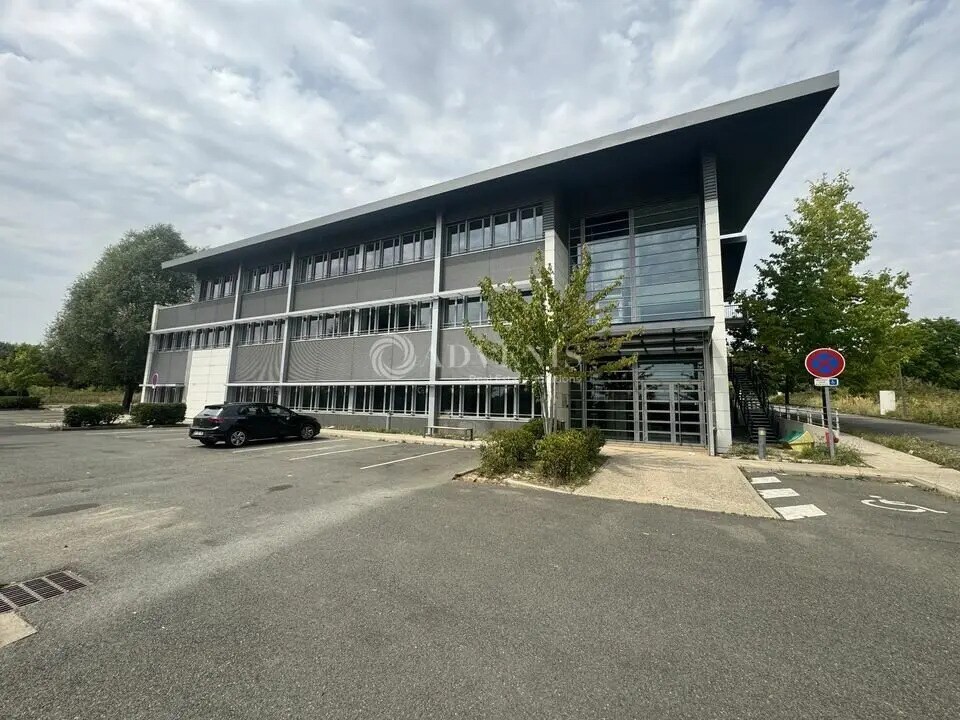 Office in Roissy-en-France to rent Building Photo- Image 1 of 12
