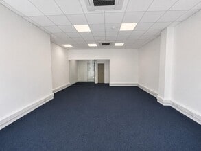 20-20B The Mall, London to rent Interior Photo- Image 1 of 4