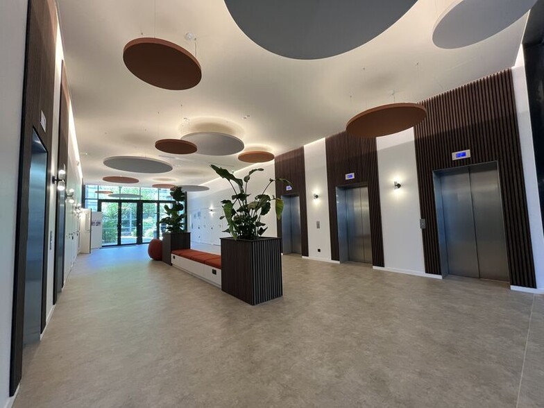 57-59 Rue Yves Kermen, Boulogne-Billancourt to rent - Lobby - Image 3 of 6