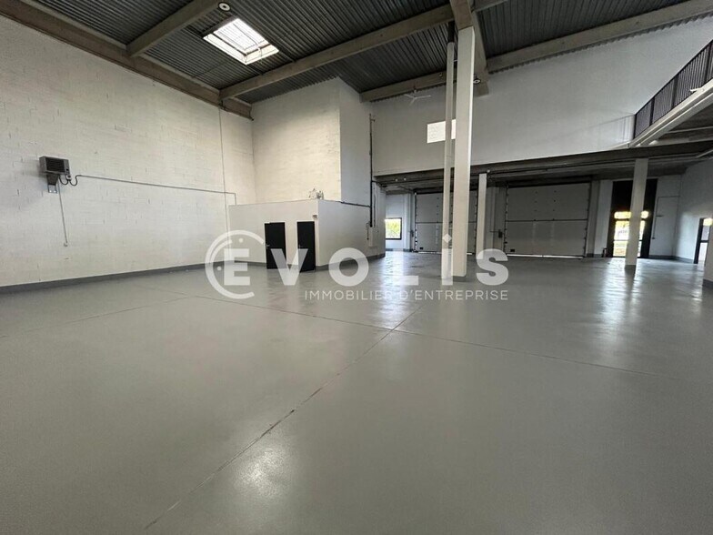 Light Industrial in Lisses to rent - Interior Photo - Image 2 of 9