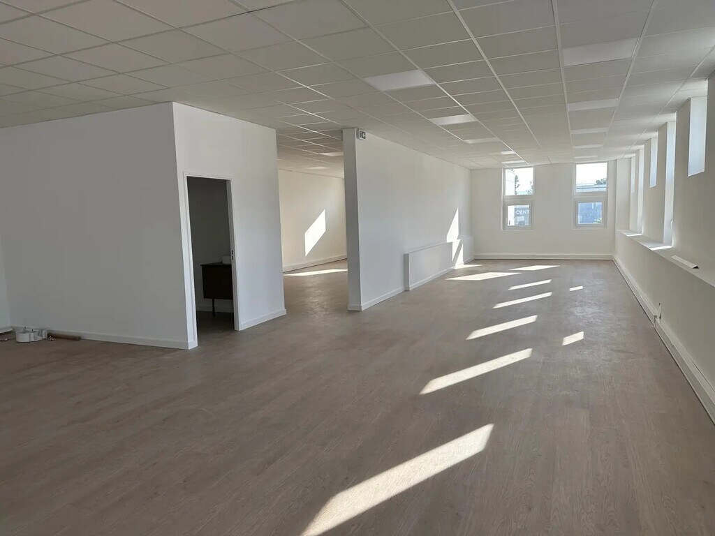 Location Bureaux 140 m² - Photo 1