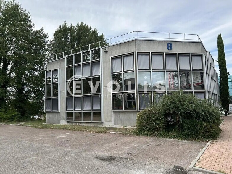 4-6 Avenue De Chavailles, Bruges to rent - Building Photo - Image 1 of 7