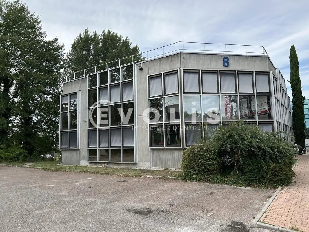 4-6 Avenue De Chavailles, Bruges to rent Building Photo- Image 1 of 8