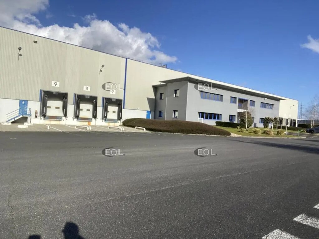 Location Entrepôt 4 488 m² - Photo 1