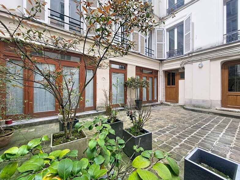 Office in Paris for sale - Building Photo - Image 1 of 12