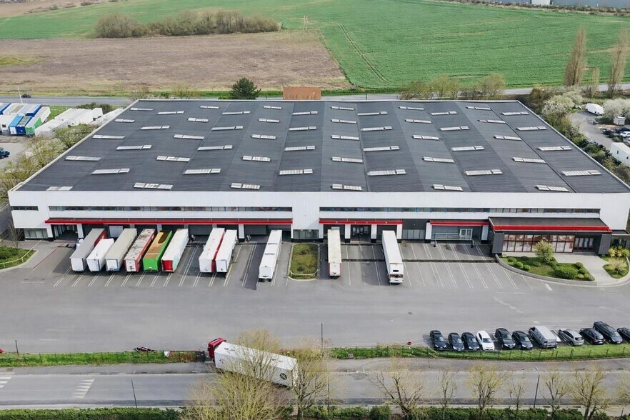 Industrial in Saint Witz to rent - Aerial - Image 2 of 4