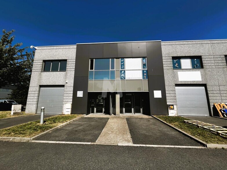 Light Industrial in Lieusaint to rent - Building Photo - Image 2 of 3