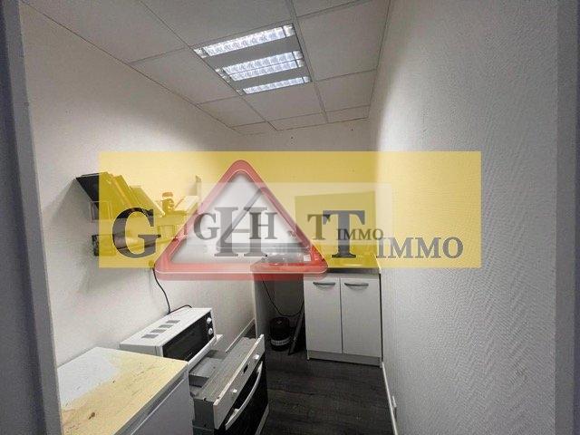 Office in Maisons-Alfort to rent - Interior Photo - Image 1 of 5