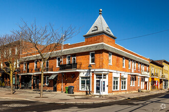 1-9 Pl Du Marché, Saint-jean-sur-richelieu, QC for sale Primary Photo- Image 1 of 5