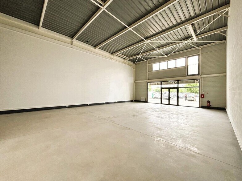 Light Industrial in Les Ulis to rent - Interior Photo - Image 3 of 9