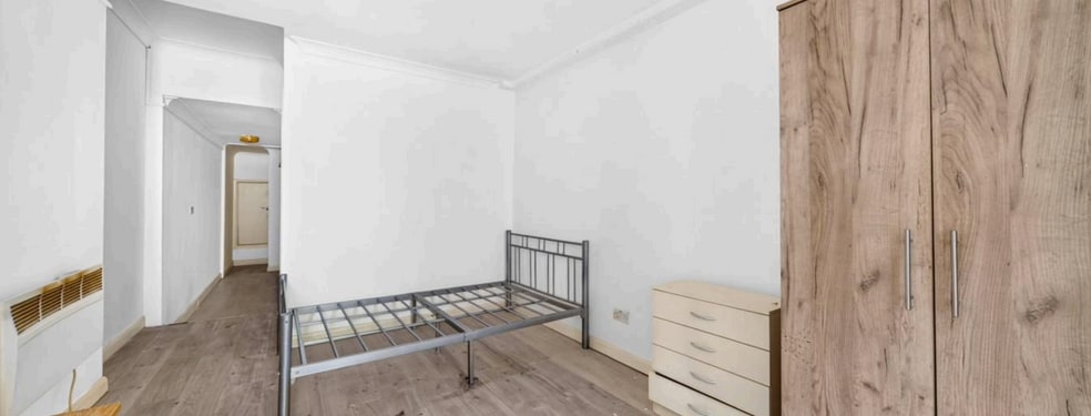 325 Lea Bridge Rd, London for sale - Interior Photo - Image 2 of 7