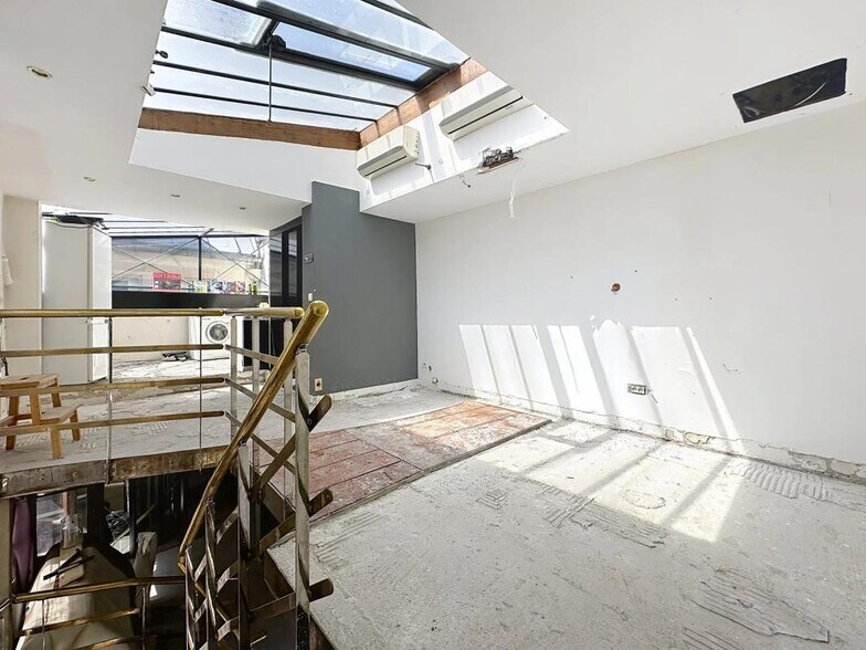 Retail in Paris for sale - Interior Photo - Image 1 of 18