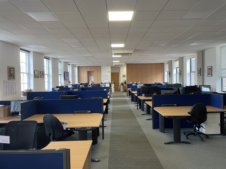 211 High St, Berkhamsted to rent - Building Photo - Image 2 of 6