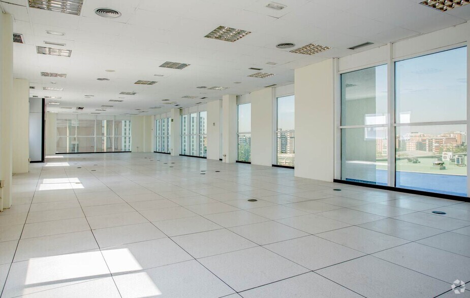 Office in Madrid, Madrid for sale - Building Photo - Image 2 of 6