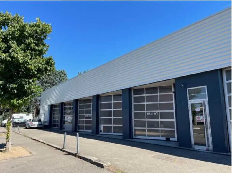 Light Industrial in Vénissieux to rent - Building Photo - Image 1 of 6