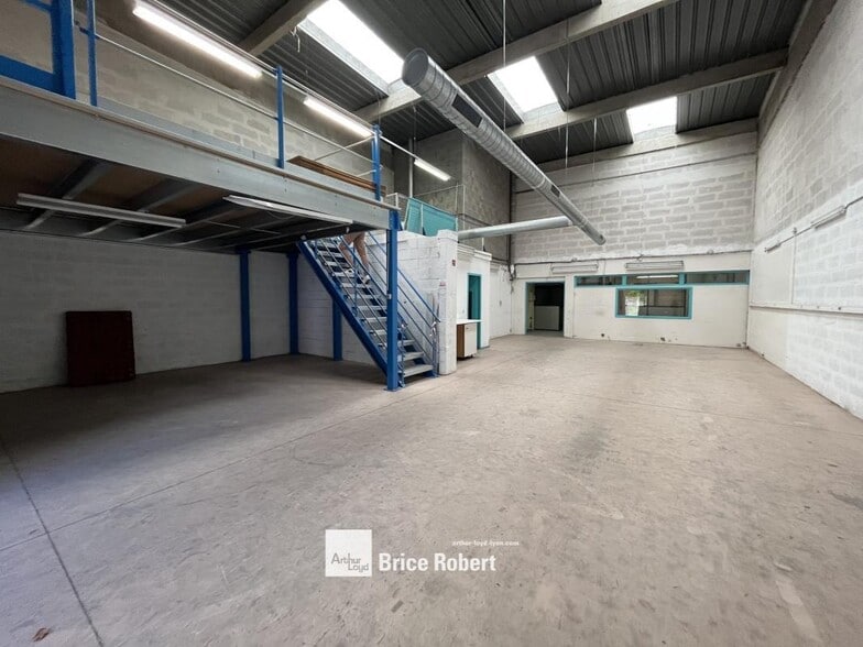 Light Industrial in Lyon to rent - Interior Photo - Image 2 of 5