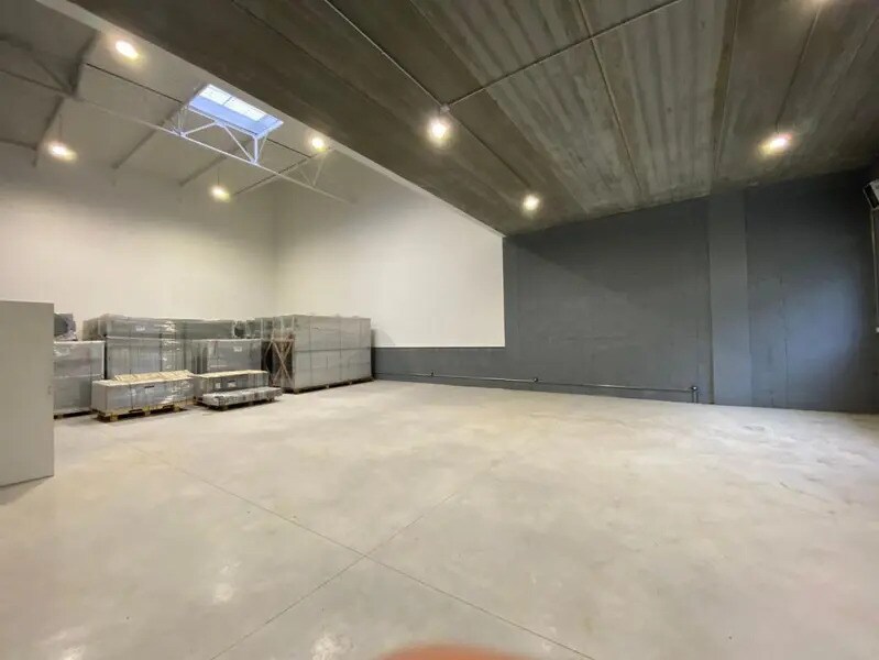 Industrial in Vaux-le-Pénil to rent Interior Photo- Image 1 of 8