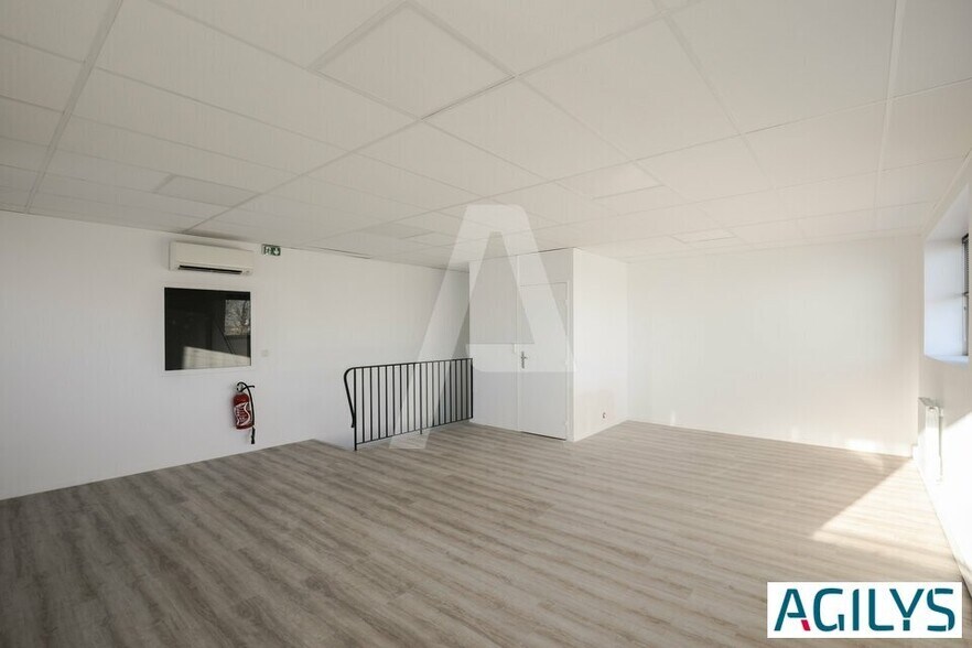 34 Route De Longjumeau, Chilly-Mazarin to rent - Interior Photo - Image 2 of 7