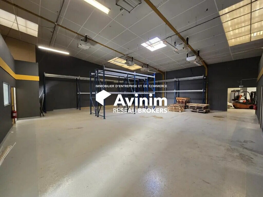 Location Entrepôt 750 m² - Photo 1